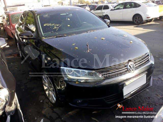 LOTE 013 - VOLKSWAGEN JETTA COMFORTLINE 2.0 2014