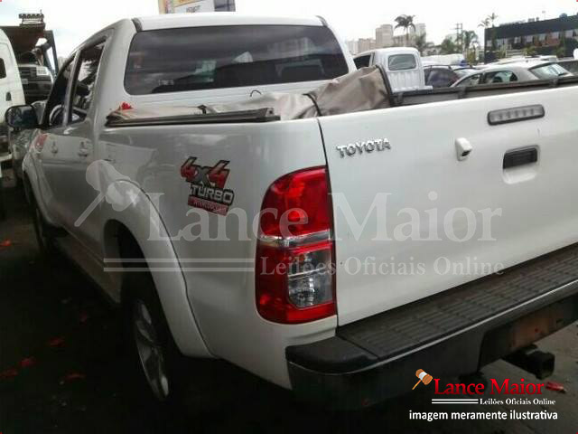 LOTE 015 - Toyota Hilux 3.0 TDI 4x4 CD SRV Top 2015