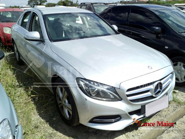 LOTE 034 - MERCEDES BENZ C180 AVANTGARDE 2018