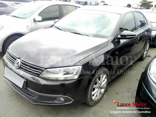 LOTE 040 - Volkswagen Jetta 2.0 Comfortline Tiptronic (Flex) 2013